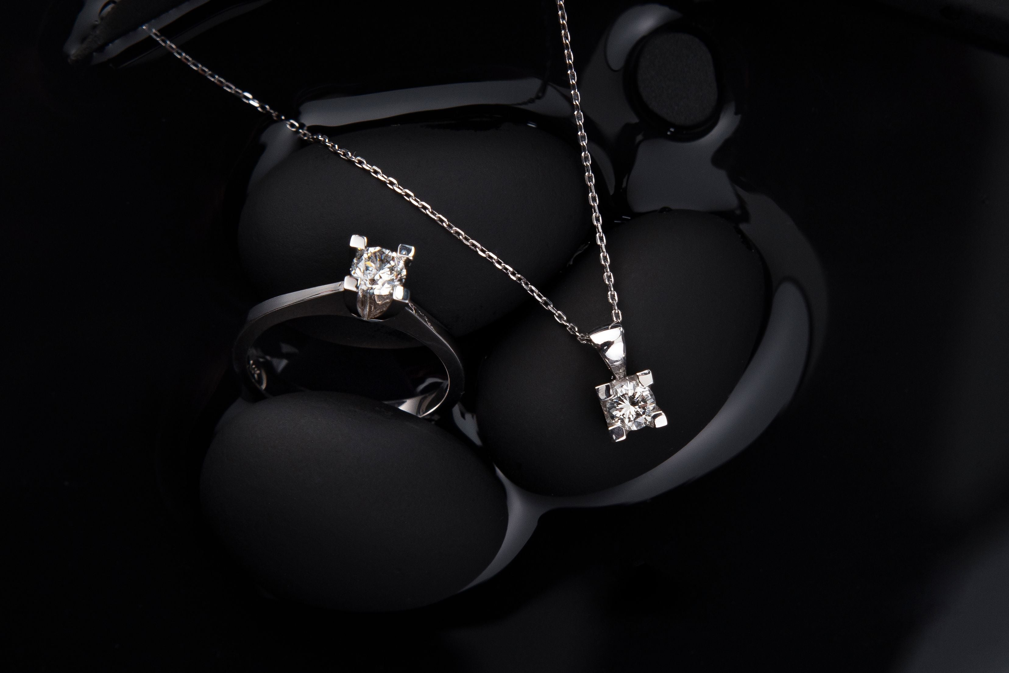 Silver jewelry set with earrings and necklace without chain